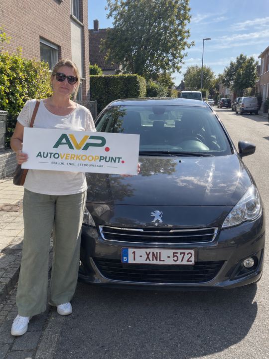 Klant met AVP-bord bij haar verkochte Peugeot