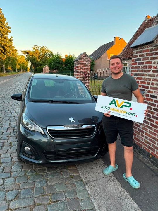 Klant met AVP-bord bij zijn verkochte Peugeot 108