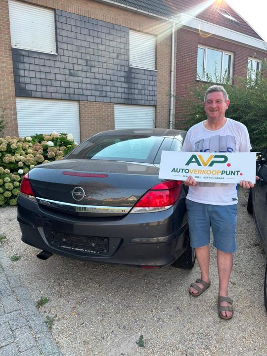 Klant met AVP-bord bij de verkochte wagen